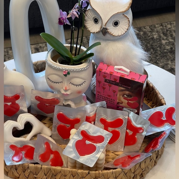 BETSEY JOHNSON Advanced Hydrogel Collagen Mask Set of 6 (total 12) - Picture 4 of 7